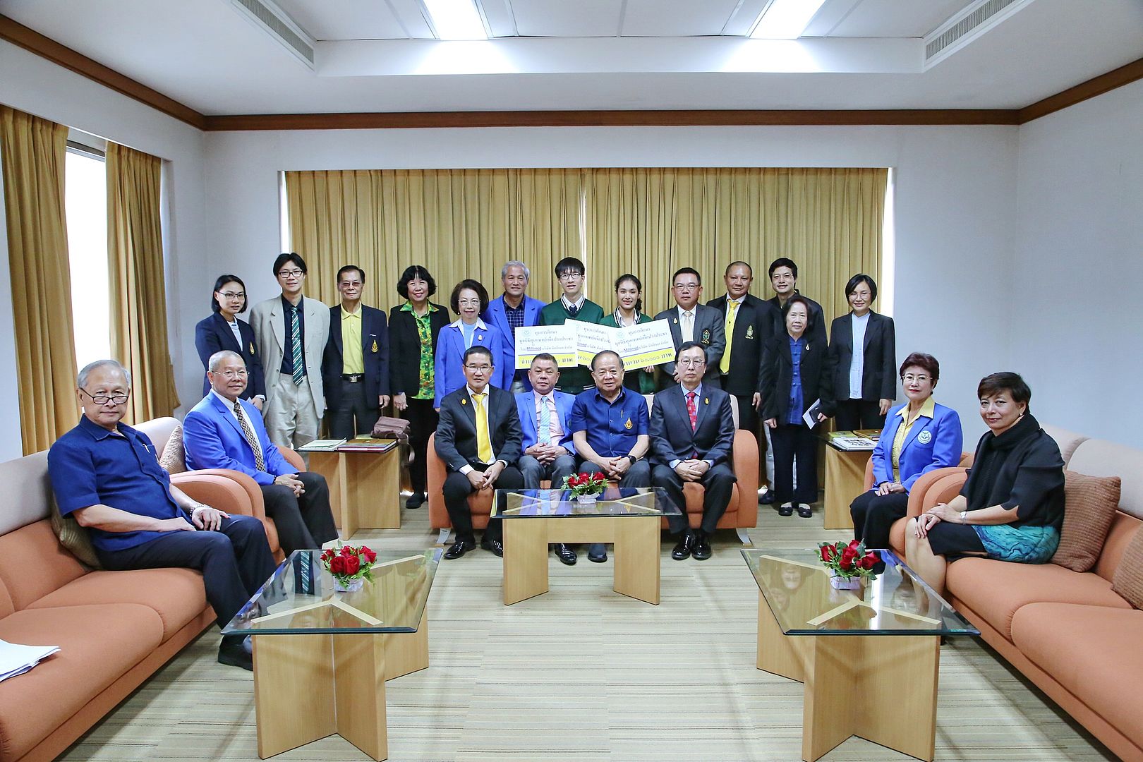 มฟล. ร่วมกับ มูลนิธิทุนแพทย์เพื่อปวงประชา มอบทุนนักศึกษาแพทย์ หนุนสร้างแพทย์ที่มีหัวใจเพื่อประชาชน