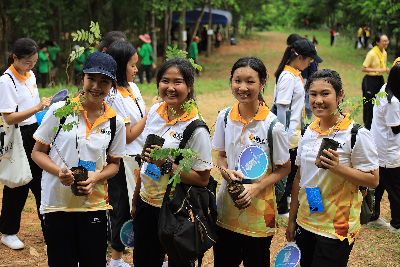 มฟล. สืบสานประเพณีน้องใหม่ปลูกป่า ปลูกจิตสำนึกรู้รักษ์ธรรมชาติให้นักศึกษาใหม่