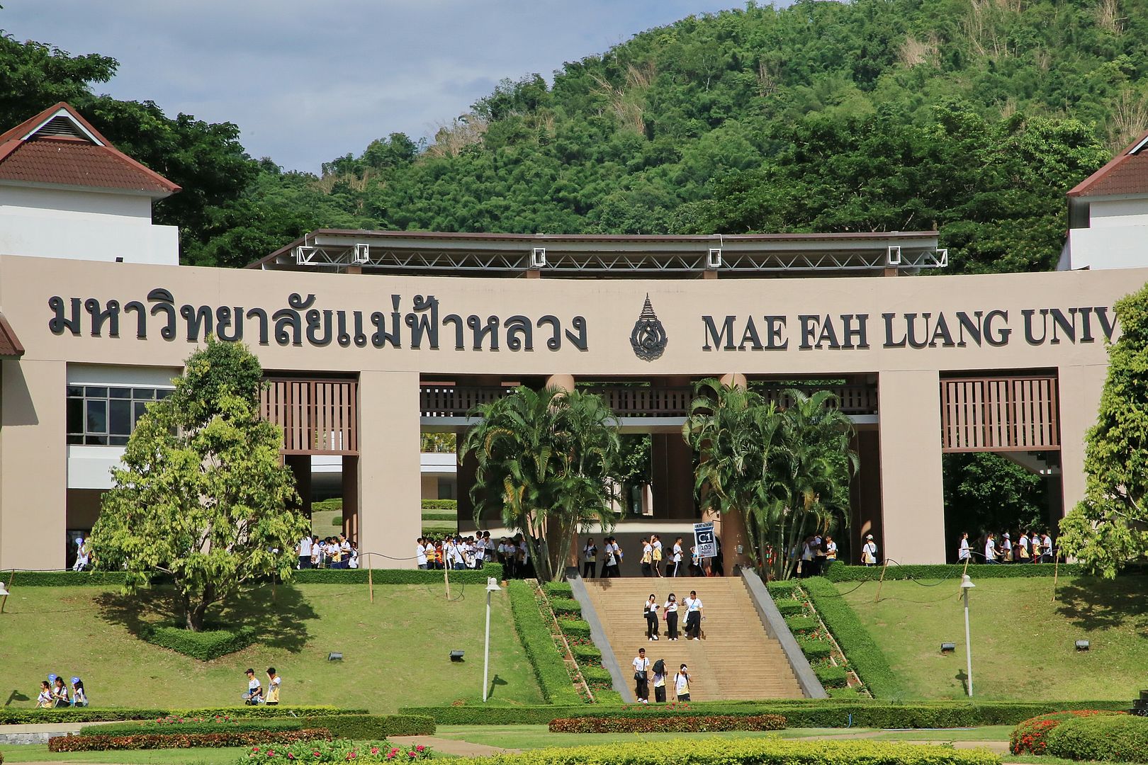 มฟล. จัดกิจกรรม walk rally ชวนน้องใหม่จับมือเพื่อนเดินรอบ ม. 