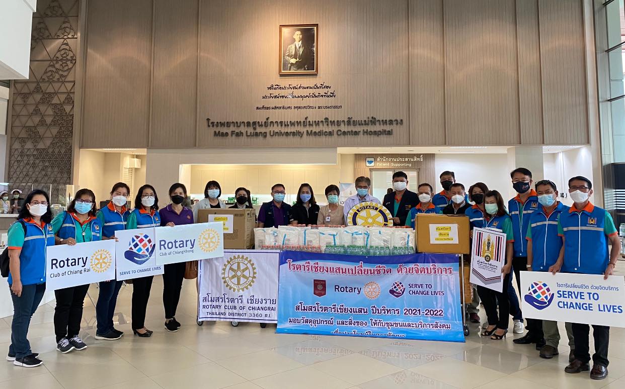 รพ. ศูนย์การแพทย์ มฟล. รับมอบชุด PPE และหน้ากาก N95 จากสโมสรโรตารีเชียงราย-เชียงแสน-เชียงของ สนับสนุนการปฏิบัติหน้าที่ของบุคลากรทางการแพทย์