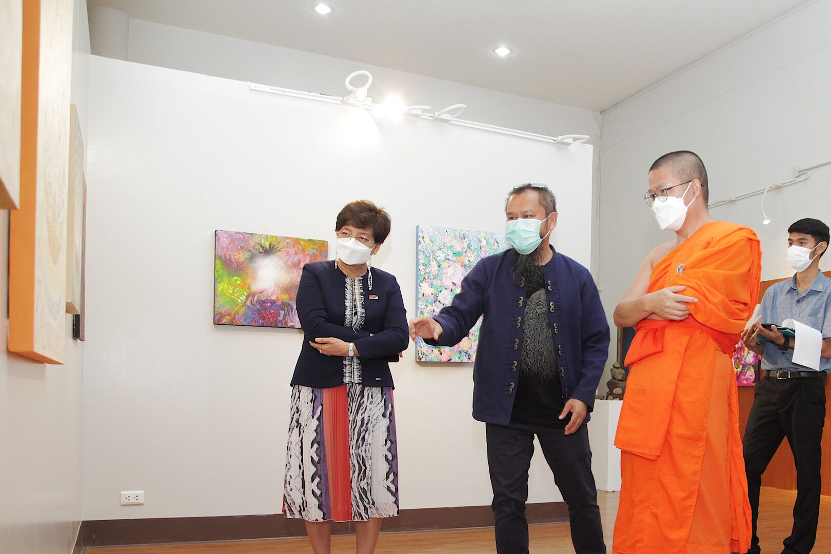 ท่าน ว. ให้ความเมตตาตรวจให้คะแนนผลงาน ผู้เรียนหลักสูตรพุทธศิลปกรรม มฟล. โดยใช้หลักธรรมเป็นโจทย์ตีความสู่งานศิลปะ