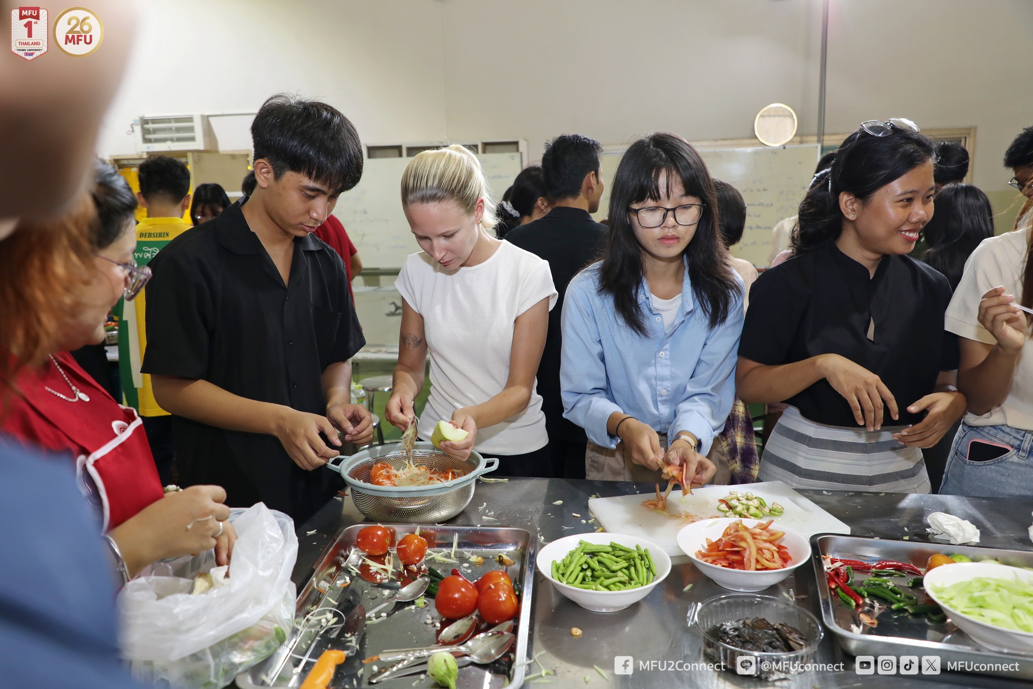 Thai Cooking Class นักศึกษาต่างชาติเรียนรู้วัฒนธรรมไทยผ่านการทำอาหาร ส้มตำ-ขนมช่อม่วง