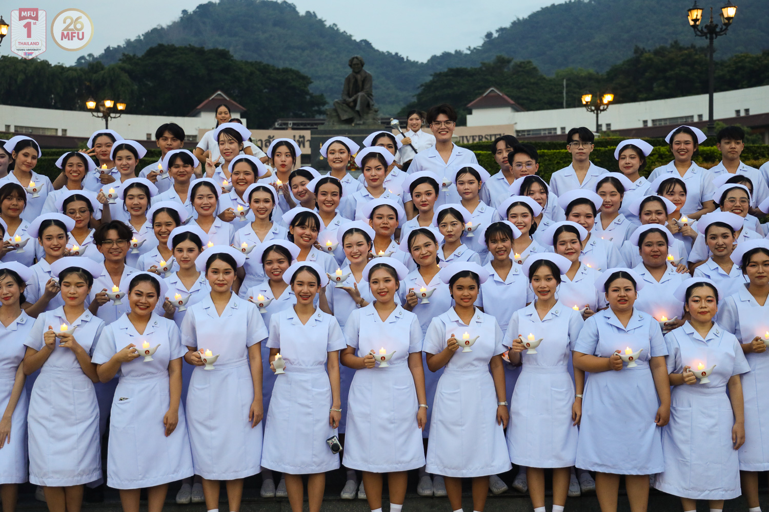 สนว. พยาบาลศาสตร์ จัดพิธีมอบหมวก ดวงประทีป และเข็มชั้นปีแก่นักศึกษาพยาบาล เป็นเครื่องหมายให้นึกถึงบทบาทหน้าที่ การให้ความสำคัญกับผู้ป่วย และความพร้อมในการฝึกปฏิบัติในสถานพยาบาล