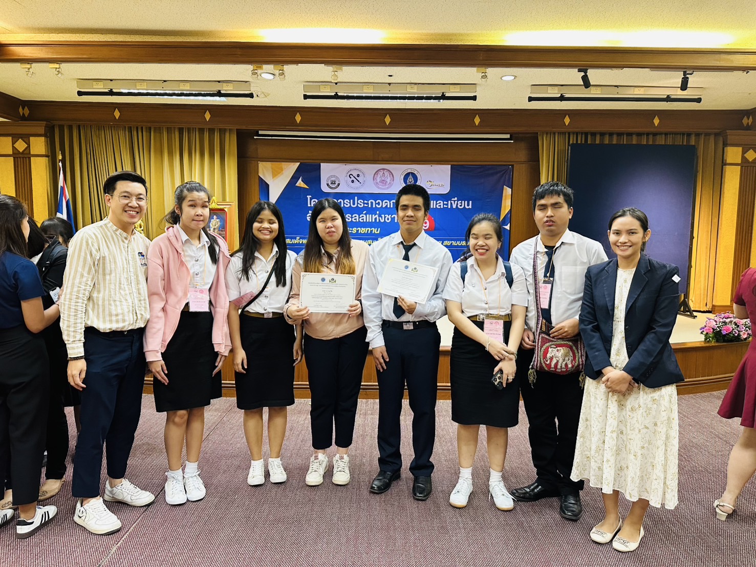 นักศึกษา - จนท.โครงการ มฟล. รับรางวัลโล่พระราชทานฯ การประกวดอ่านอักษรเบรลล์ภาษาจีน ระดับอุดมศึกษา และคนตาบอดทั่วไป