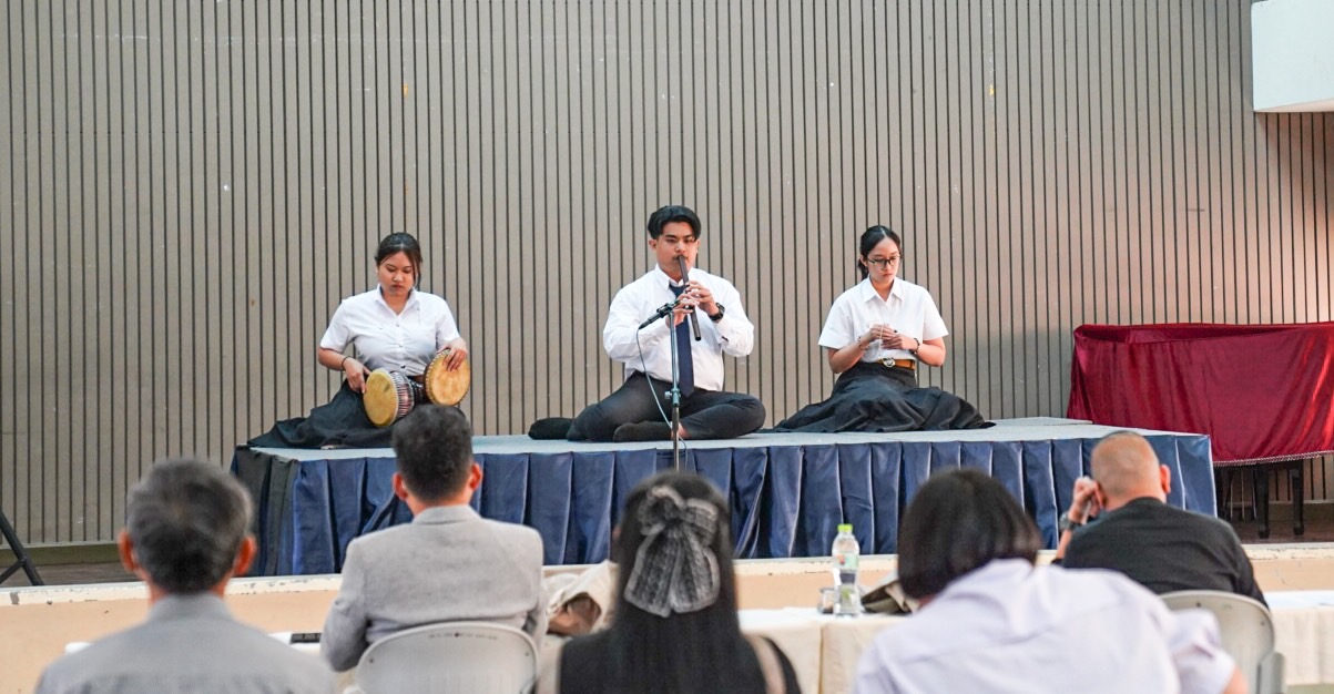 นศ. สำนักวิชาการจัดการ มฟล. คว้ารางวัลชนะเลิศเหรียญทองเดี่ยวขลุ่ยเพียงออ จากการประกวด “เสริมประสบการณ์ สืบสานสังคีตศิลป์ไทย