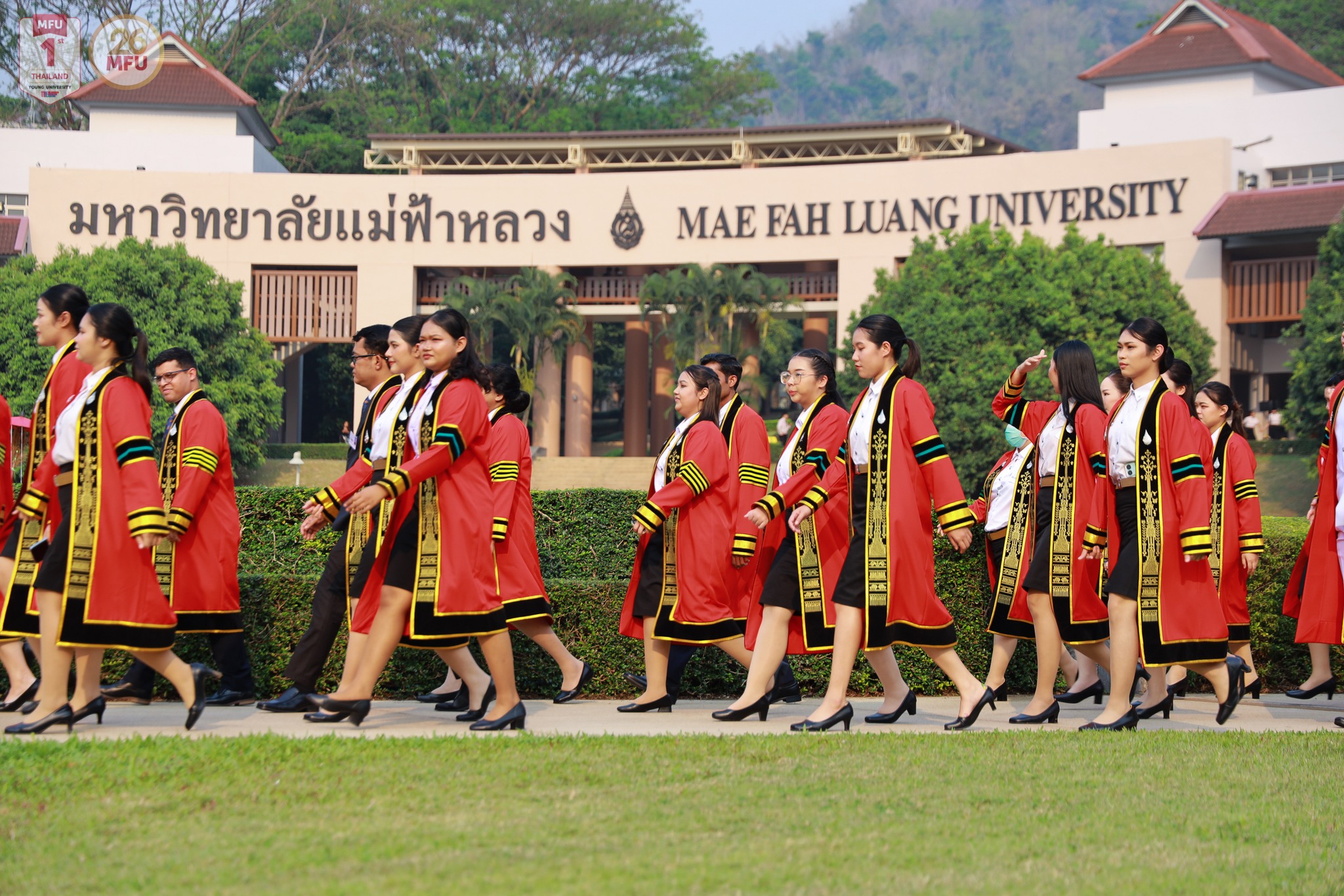 MFU News : Graduates_take_leave_Somdejya__9_.jpg