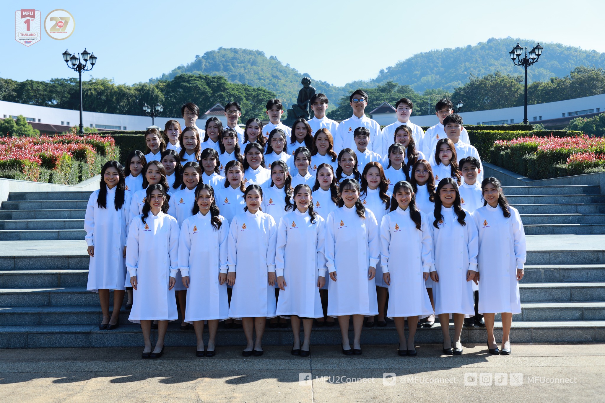 สำนักวิชาทันตแพทยศาสตร์ มฟล. จัดพิธีพิธีมอบเสื้อกาวน์ให้แก่นักศึกษาทันตแพทย์ ชั้นปีที่ 4 ประจำปีการศึกษา 2568