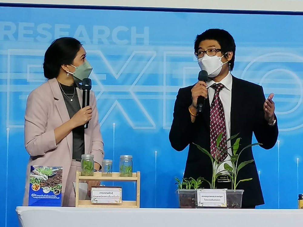 MFU News : Th_research_expo_003.jpg